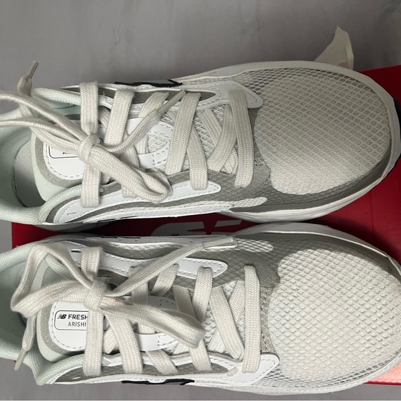 New Balance White and Gray Running Shoes 9.5 - Picture 2 of 5